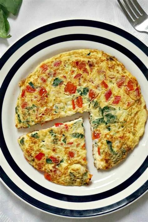Fotografija veganskih omlet z zelenjavo v ponvi