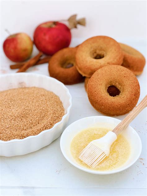 Pripravljeni veganski krofi z jabolčno čežano, posuti s cimetom in sladkorjem