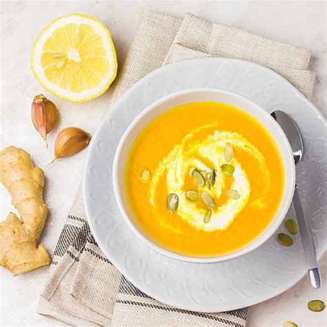 Pikantna limonina juha z ingverjem in čilijem, okrašena s koriandrom.