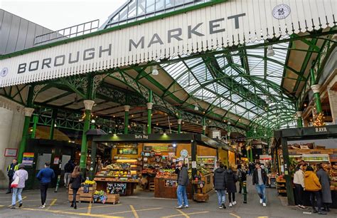 Fotografija Borough Marketa v Londonu z raznolikimi prehrambenimi izdelki