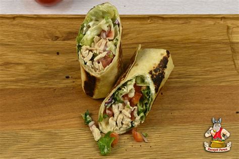 različni nadevi za tortilje in miza z razstavljenimi sestavinami