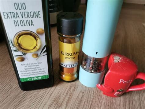 posoda z olivnim oljem in lasje, namazani z oljem