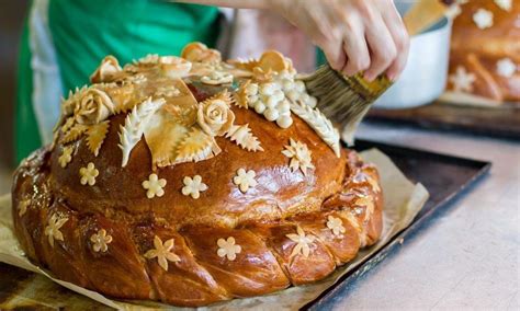 Tematska fotografija ročno gnetenega testa za praznični kruh