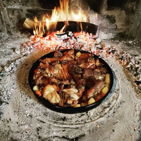 Tradicionalna bosanska peka (sač) z žerjavico, pripravljena za peko bureka