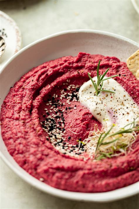 humus z dodatkom rdeče pese, ki daje živo roza barvo