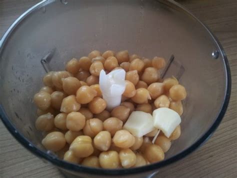 pripravljen čičerikin namaz na rženem kruhu