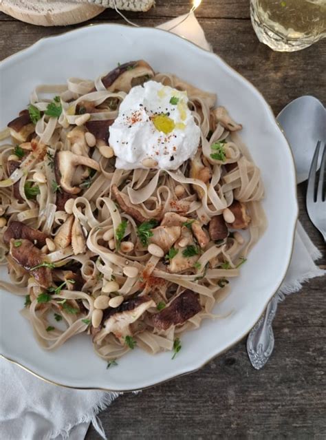 Fotografija vegetarijanskih khinkalijev s sirom in gobami