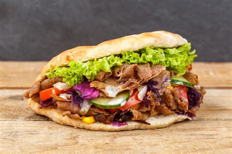 Tematska fotografija različnih jedi iz ponudbe Pasha Kebap (kebab, hamburger, pica, krompirček)