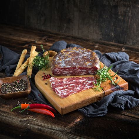 Tematska fotografija, bogato obložen italijanski krožnik s siri in suhomesnatimi izdelki