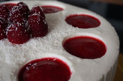 shema nanosov plasti torte: biskvit, malinov pire, kokosova krema