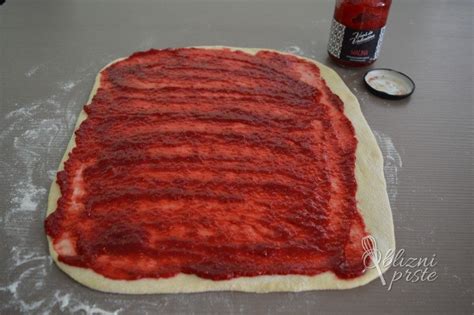 Fotografija kozarcev z rdečo marmelado, polnih