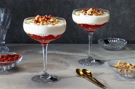 Fotografija melone, napolnjene z jogurtom in granolo