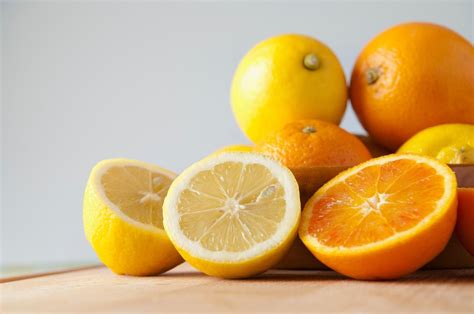 različne kombinacije timijanovega čaja (npr. s citrusi, medom, meto)