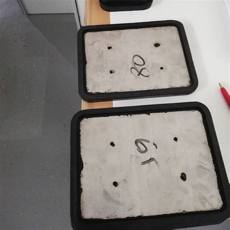 Različni tipi pekačev iz različnih materialov (silikon, kovina, teflon)