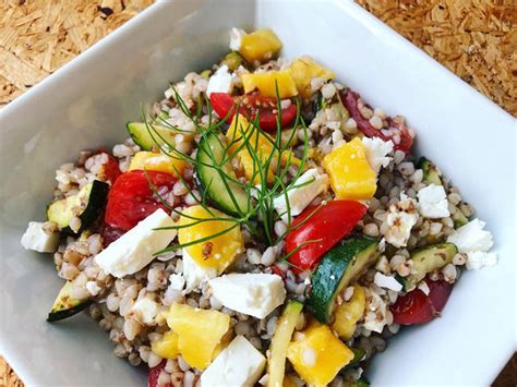 Solata z ajdovo kašo in zelenjavo