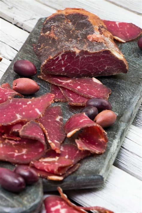 Kuža z veseljem jé suho meso