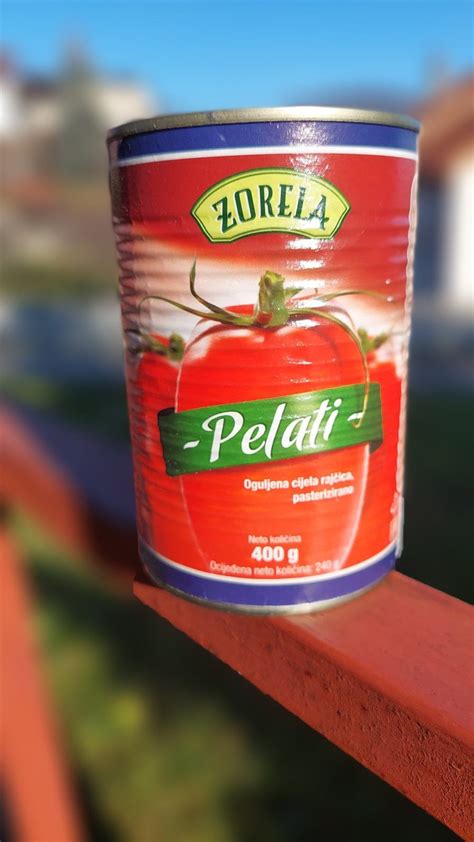slika kozarcev s konzerviranimi pelati