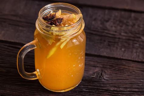 Pripravljen čebulno-limonin napitek v kozarcu