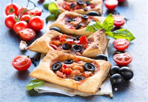 Tematska fotografija črne pizze z živobarvnimi nadevi