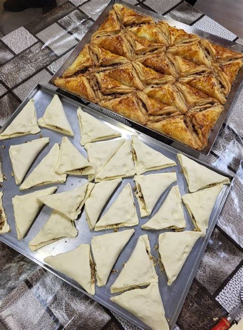 Ilustracija osmanskih slaščičarjev pri pripravi baklave