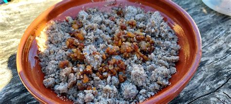 Ilustracija sveže ajdove moke in osnovnih sestavin za žgance: moka, voda, sol.