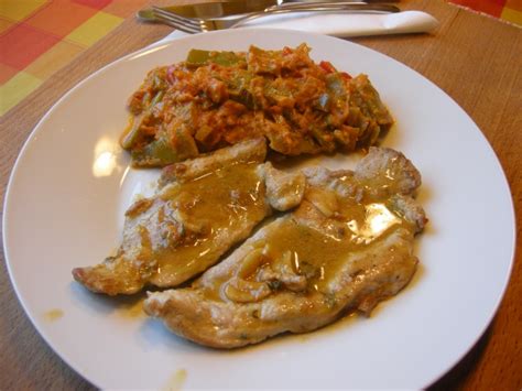 Svinjski zrezki, začinjeni s papriko, česnom in origanom