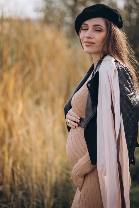 Fotografija nosečnice s poudarjenim trebuščkom v 17. tednu nosečnosti