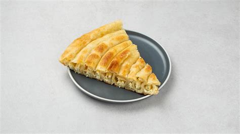 Ilustracija peke pite na slepo s peki papirjem in utežmi