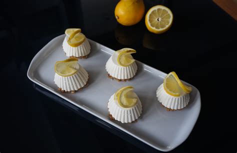 Fotografija svilnate limonine kreme v posodici, pokrite s folijo
