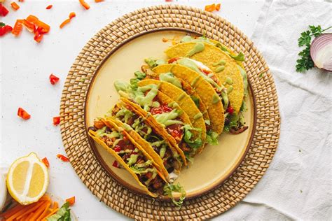 Prikaz različnih nadevov za tacose na koruznih tortiljah.