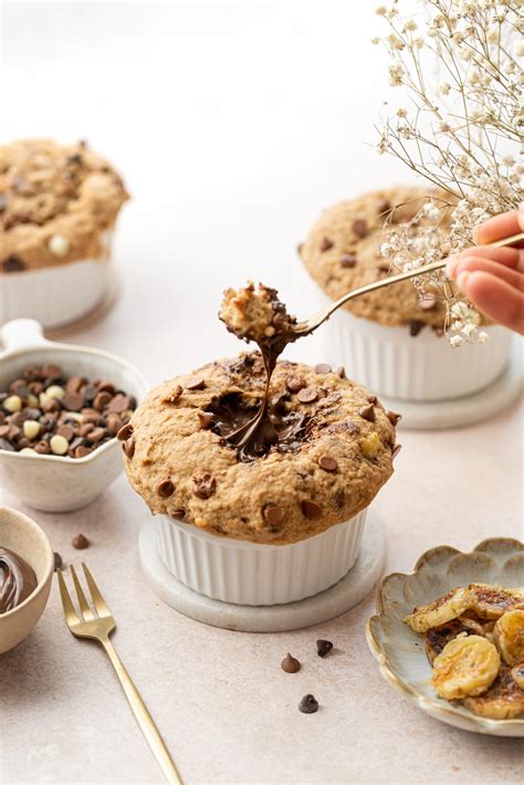 Fotografija sočnih čokoladnih LCHF muffinov s tekočo sredico