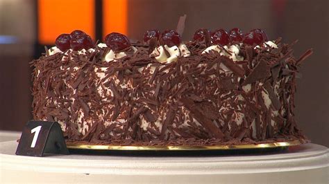 Klasična torta Črni gozdiček, okrašena z višnjami in čokoladnimi ostružki
