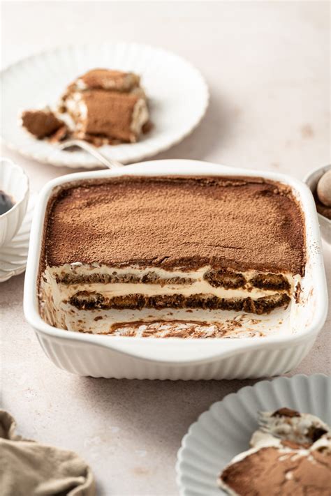Prikaz lepo okrašene tiramisu torte brez alergenov.