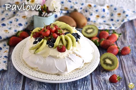 izbor različnih beljakovih sladic (makroni, indijančki, torta Pavlova)