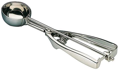 katalog fotografij različnih modelov inox žlic za sladoled, ki prikazujejo razliko med klasičnimi žlicami in modeli z vzvodnim mehanizmom