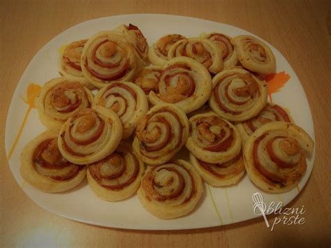 Kompilacija slik različnih modernih izpeljank pice: pica kruhki, polžki, muffini, quiche