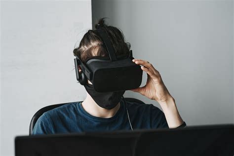 Tematska ilustracija, ki prikazuje virtualno resničnost in umetnost v sodobnem kontekstu