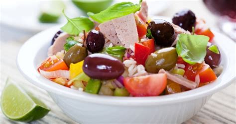 Mediteranska solata s tuno, artičokami in olivami