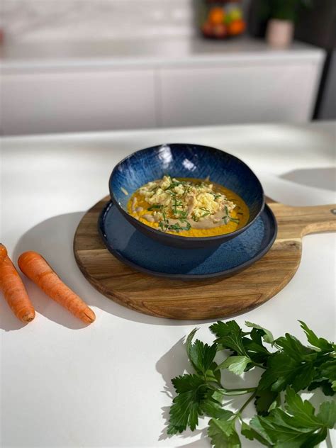 Tematska fotografija sklede juhe z vegansko ribano kašo