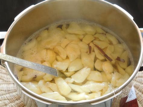 Sveže hruške in jabolka pripravljena za kompot