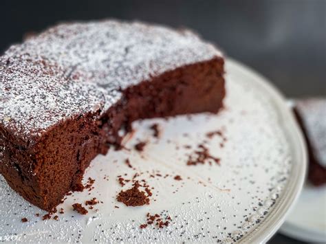 kolač izrezan in postrežen z vanilijevim sladoledom