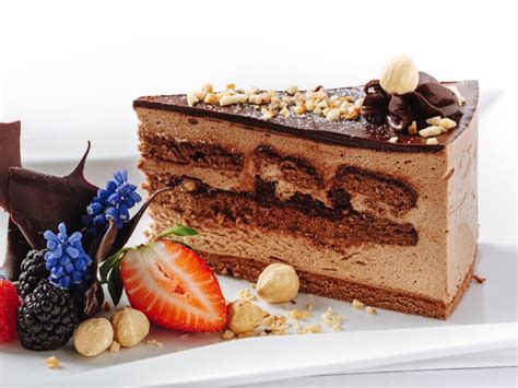 Tematska fotografija Nuteline torte, bogato okrašene z robidami in čokolado