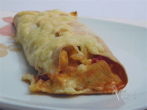 Tematska fotografija polnjenih tortilj s piščancem