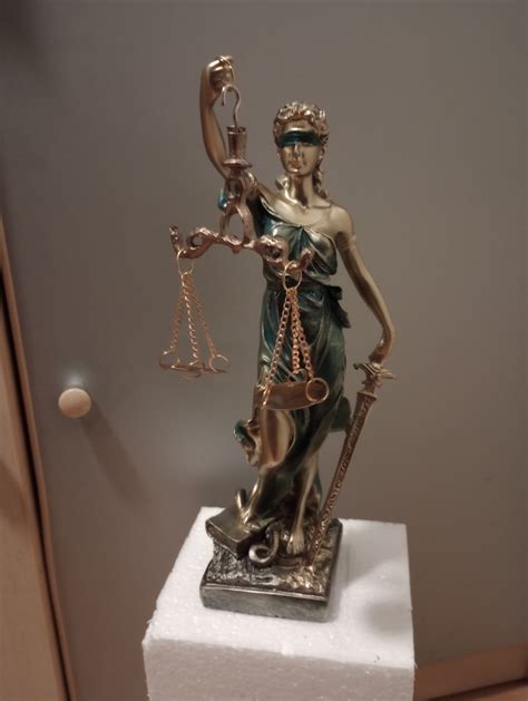 Themis, boginja pravice, ki drži tehtnico in meč, simbolizira pravičnost v delovnih razmerjih.