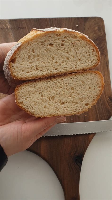 Sveže pečen hlebec kruha z drožmi