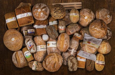 Vizualna primerjava različnih vrst kruha (beli, polbeli, črni, koruzni, pirin)