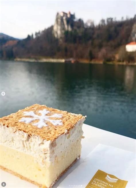 Tematska fotografija blejske kremšnite ob Blejskem jezeru
