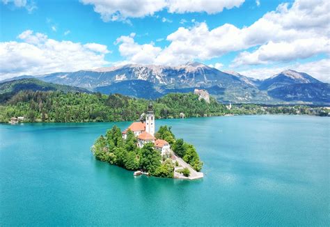 Panoramska slika Blejskega jezera z gradom in otokom