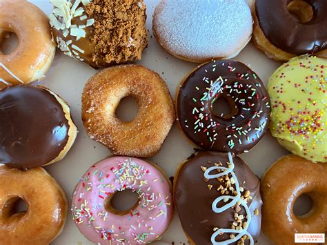 Tematsko fotografija različnih vrst krofov (donuts)
