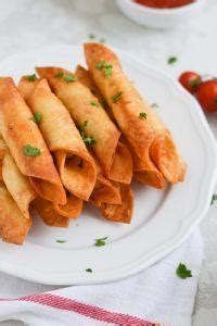 ilustracija piščančjih taquitosov z nacho sirom